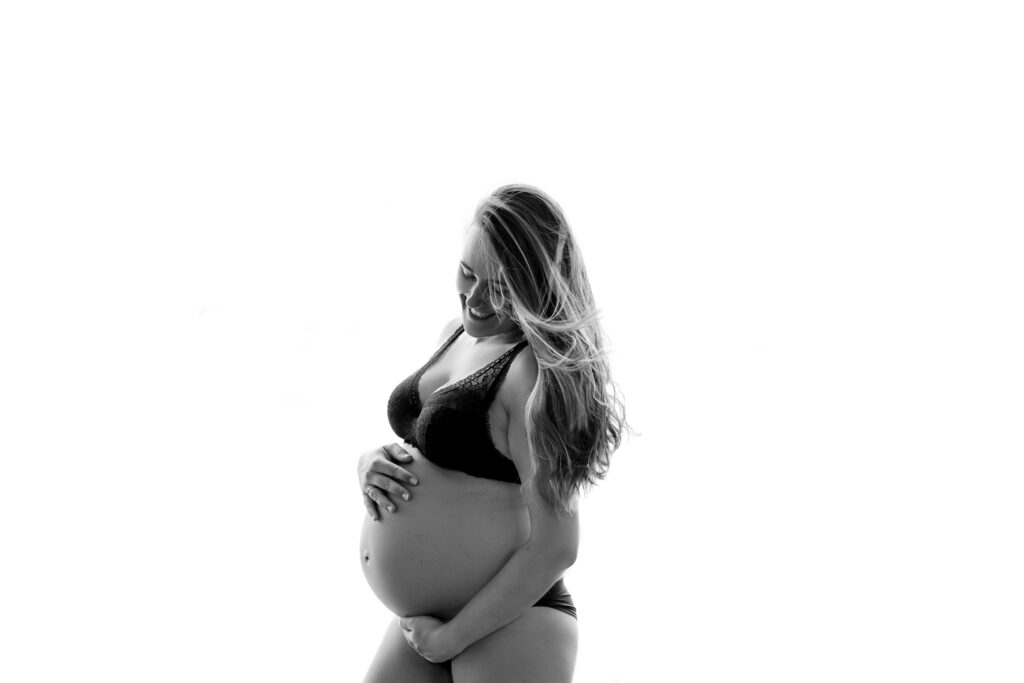 Sesión de fotos a una mujer embarazada en estudio