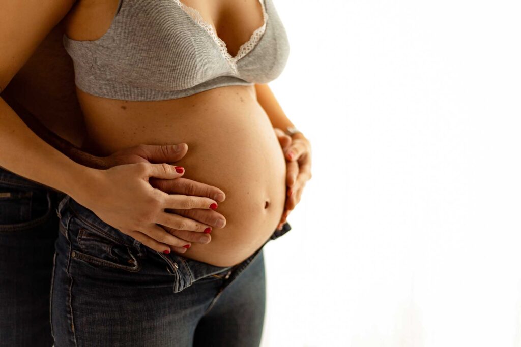 foto de tripa de embarazada mujer en estudio