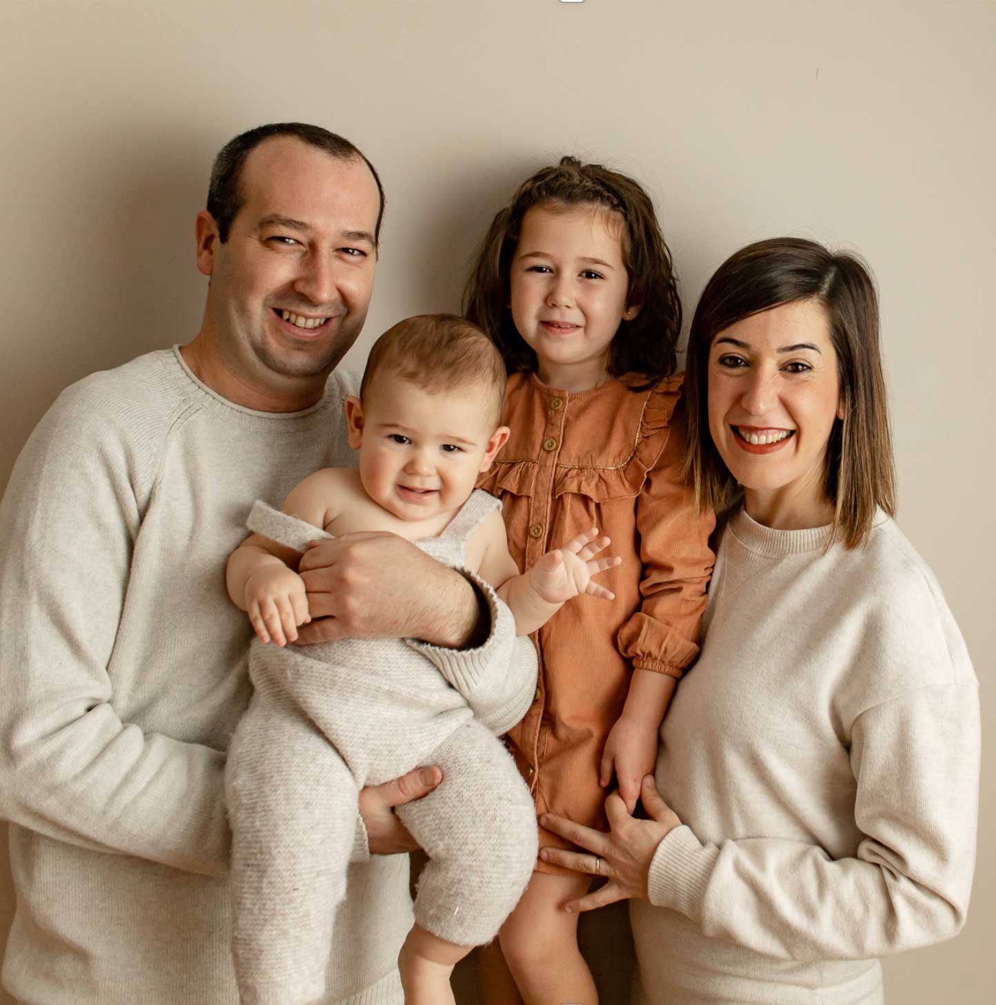 Foto de sesión de fotos familiar en interior de dos adultos y dos niños