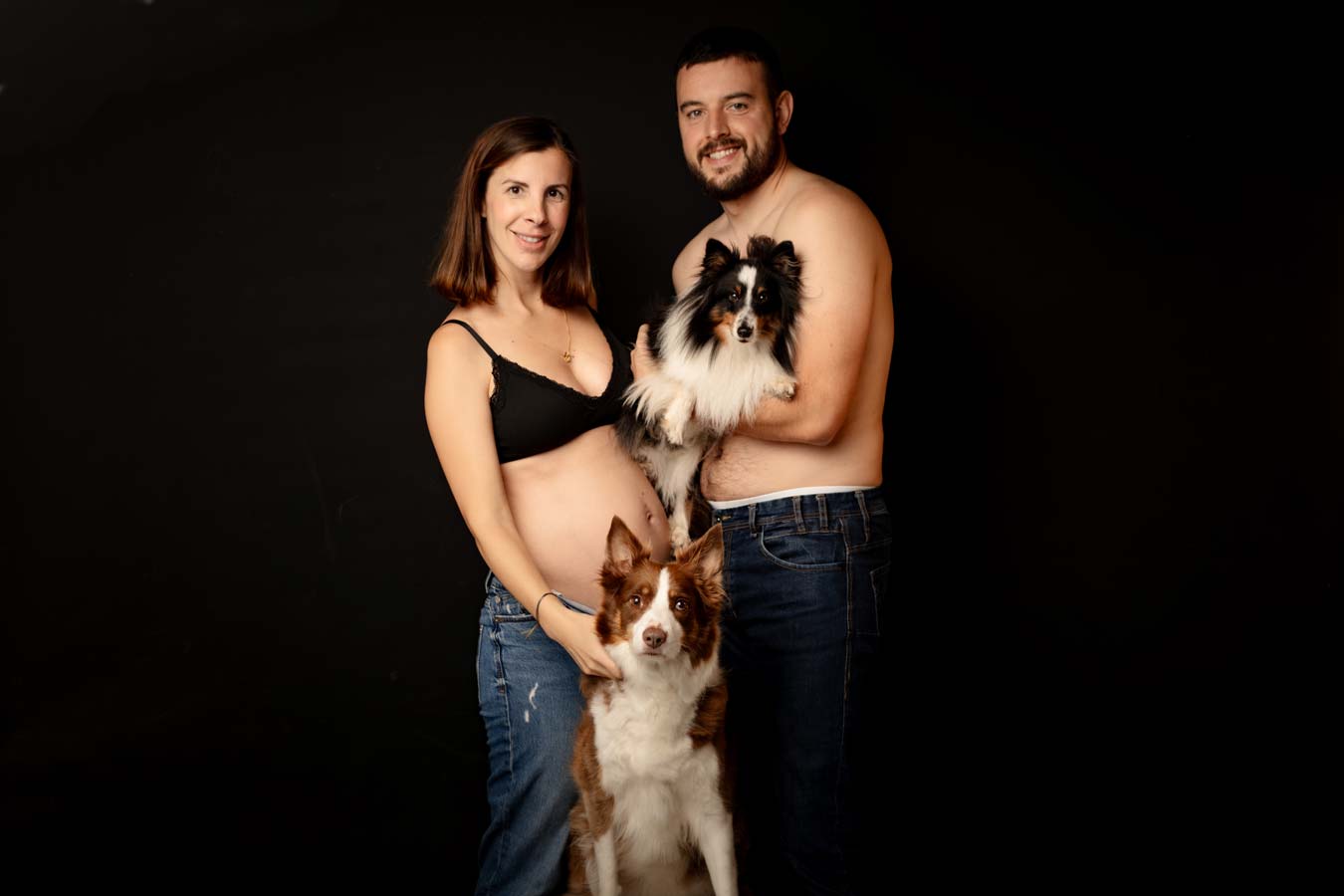 Pareja posa con sus perros en sesión de fotos de interior