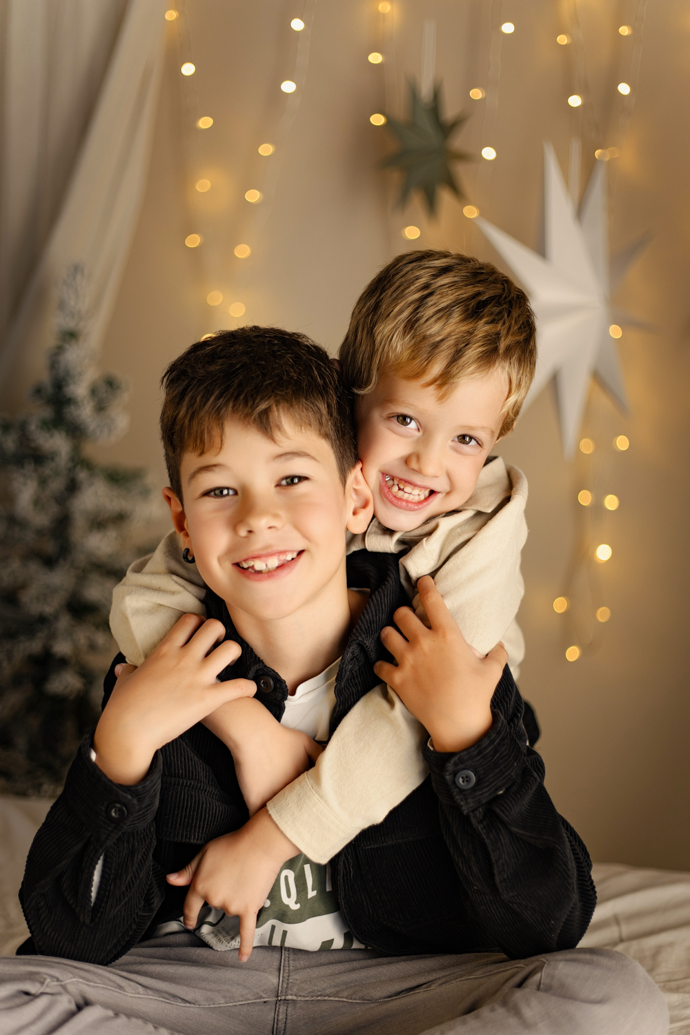 Sesión de fotos de navidad en el que aparecen dos hermanos en el interior del estudio de fotografía en Bergara